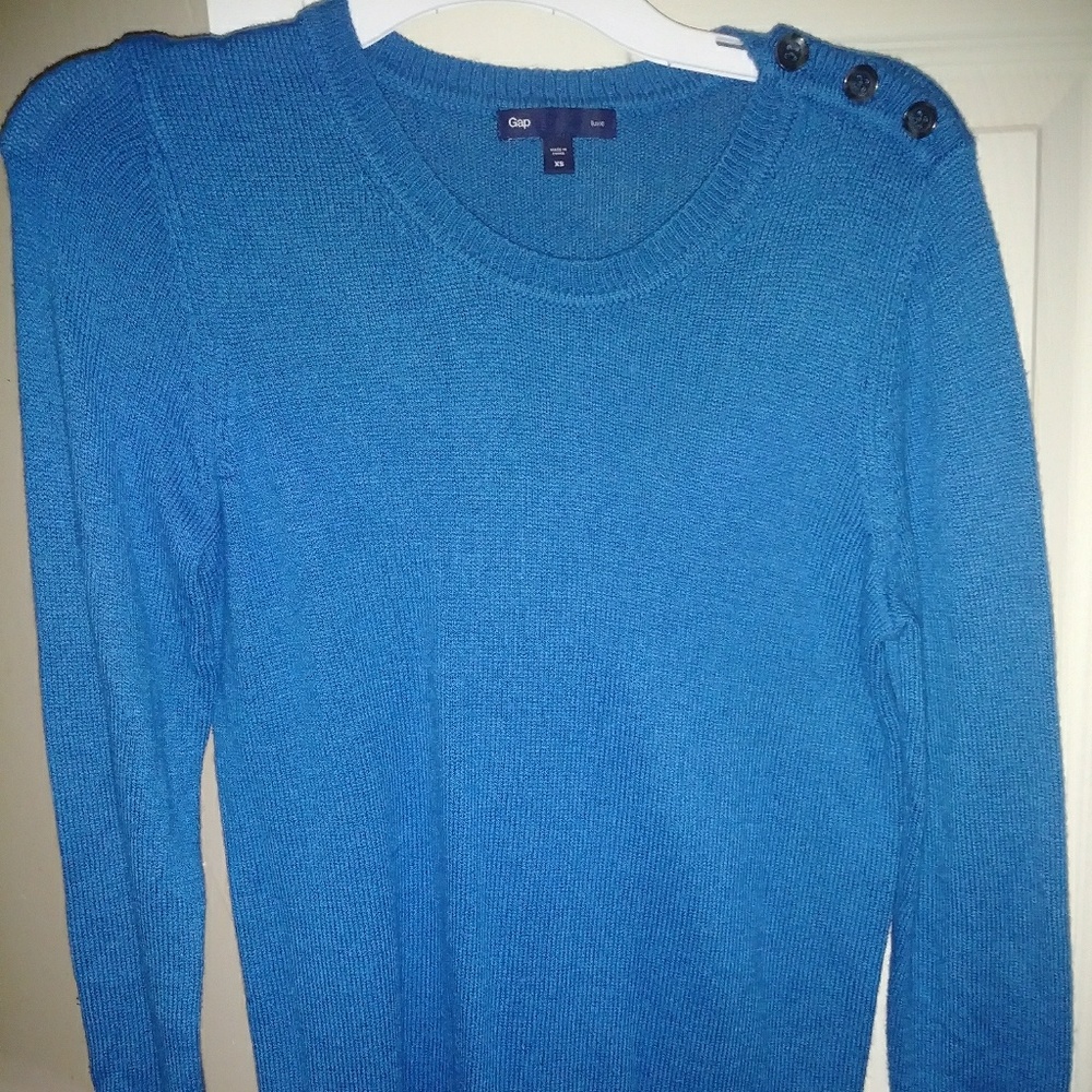 ⚡Gap Sweater with button detail